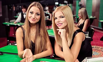 Người chơi đang ăn mừng chiến thắng lớn với tiền vàng và màn hình slot game, thể hiện niềm vui nổ hũ tại 88MB